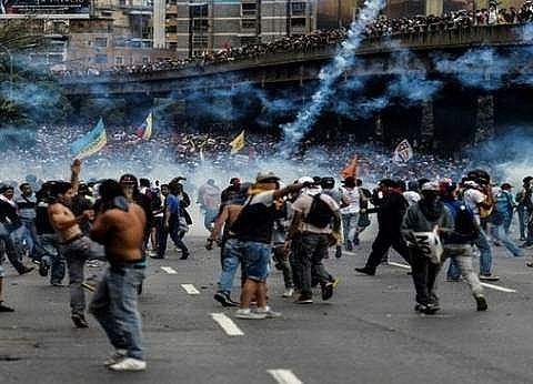 مقتل 11 شخصا في كراكاس خلال التظاهرات ضد الرئيس نيكولاس مادورو