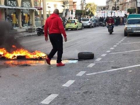 النشرة: احراق دواليب في صور تضامناً مع شرطي بلدي تعرض للضرب
