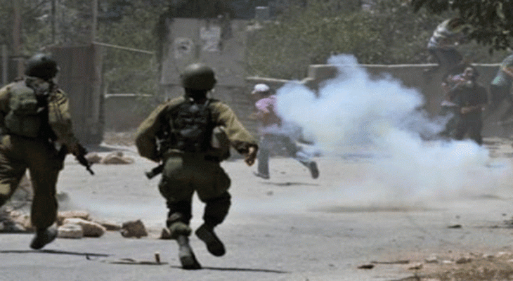إصابة عشرات الفلسطينيين باعتداء من القوات الإسرائيلية بمدينة الخليل بالضفة