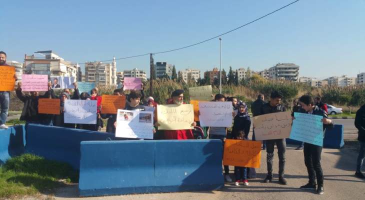 اعتصام لسوريين أمام مفوضية النازحين في معرض رشيد كرامي