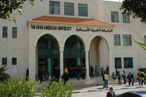 اعتصام لطلاب الجامعة اللبنانية الاميركية في قريطم