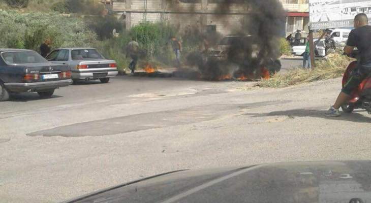 قطع طريق عام حلبا عند مفرق بلدة الحصنية بالاطارات المشتعلة