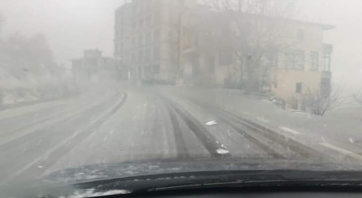 النشرة: بدء تساقط الثلوج على طريق ترشيش زحلة