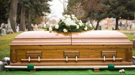 امرأة تصحو في قبرها بعد دفنها بيوم