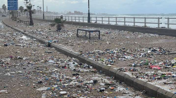 "النشرة": تراكم النفايات على الكورنيش البحري لمدينة صيدا بسبب الرياح القوية