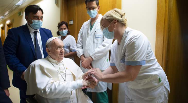 متحدث باسم البابا فرنسيس: يواصل فترة العلاج وإعادة التأهيل للعودة إلى الفاتيكان بأسرع وقت