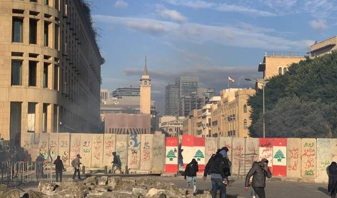 القوى الأمنية تلقي القنابل المسيلة للدموع باتجاه المحتجين الذين يلقون الحجارة بوسط بيروت