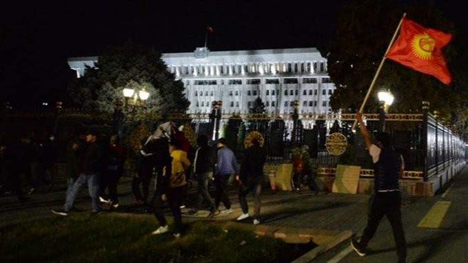 متظاهرون يستولون على مقرّ السلطة في قرغيزستان ويطلقون سراح الرئيس السابق