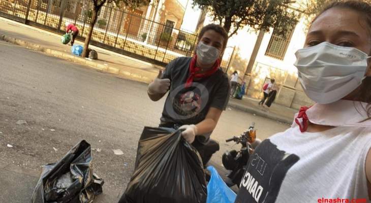المحتجون في وسط بيروت يقومون بتنظيف الساحة من النفايات