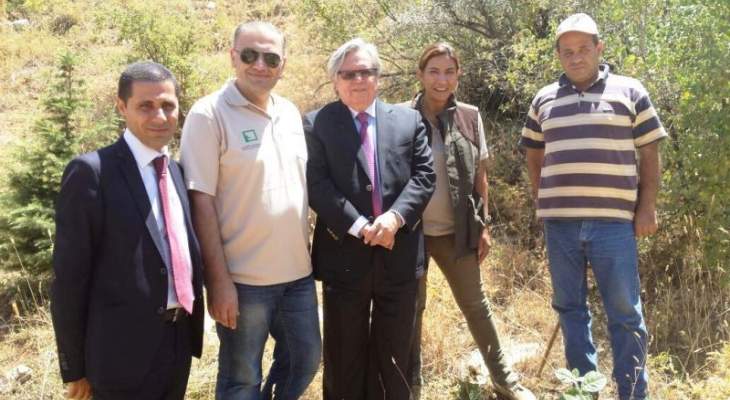 السفير المكسيكي غرس شجرة في محمية اهدن 