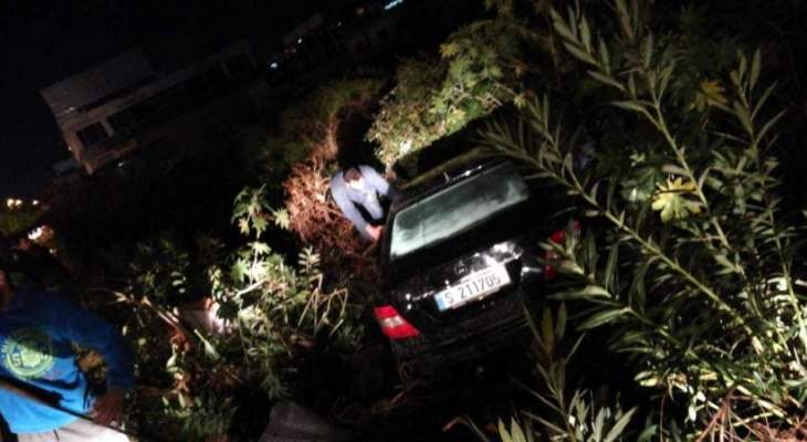 النشرة: سيارة تجتاح دوار مرجان في صيدا بعد ان فقد سائقها السيطرة عليها 
