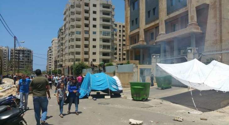 اعتصام امام قصر عدل طرابلس لاطلاق 28 ناشطا موقوفا ومحاولة خلع بوابة نقابة المحامين