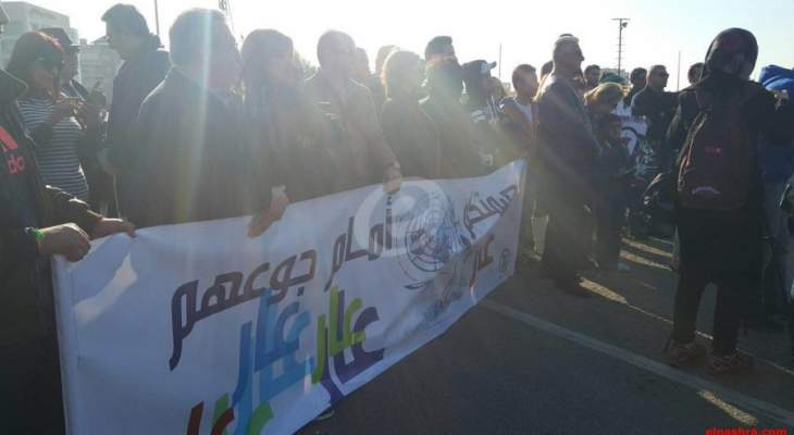النشرة: اعتصام للنازحين السوريين بمعرض رشيد كرامي احتجاجا على حصار مضايا