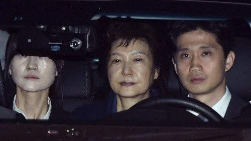 رئيسة كوريا الجنوبية تبكي بحرقة اثناء اقتيادها للسجن 