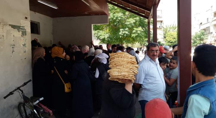 النشرة: السوريون يعانون أزمة كبيرة على ابواب الأفران لتأمين الخبز