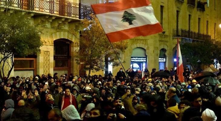 متظاهرون يحاولون تحطيم عدد من فروع المصارف في وسط بيروت