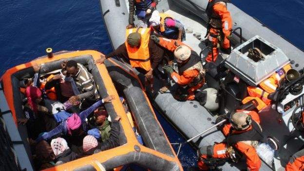 سفينة &quot;أوشن فايكينغ&quot; تنقذ 121 مهاجراً قبالة السواحل الليبية