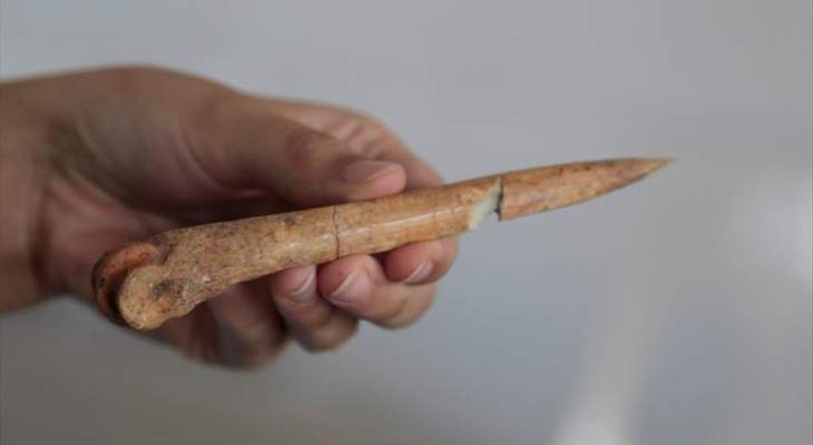 العثور على أداة لخياطة الجلود مصنوعة من العظم في تركيا عمرها 7500 عام