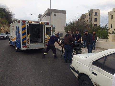 نقل جثة رجل ستيني من داخل سيارته في ذوق مصبح الى مستشفى سيدة لبنان 