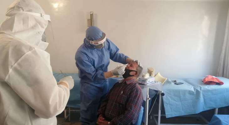 فريق من مستشفى الهمشري فحص مخالطين لمصابين بكورونا بمخيم الجليل