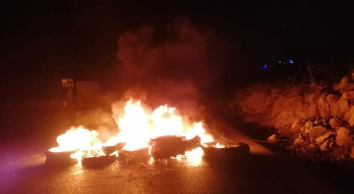 النشرة: قطع طريق الحاصباني راشيا الوادي بالاطارات المشتعلة احتجاجا على الاوضاع الاقتصادية