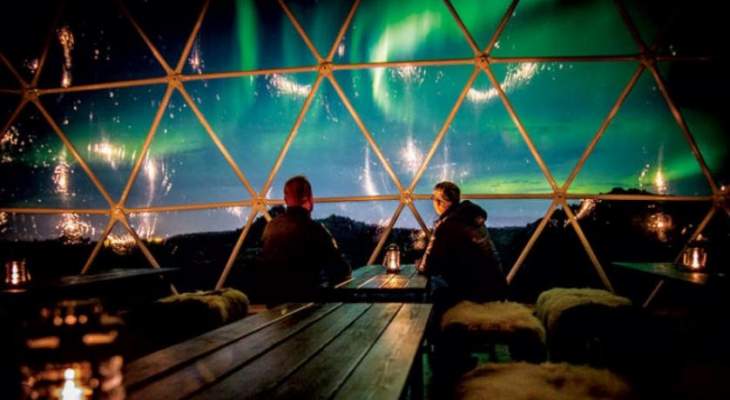 مخيم دافئ يتيح رؤية الأضواء الشمالية في آيسلندا