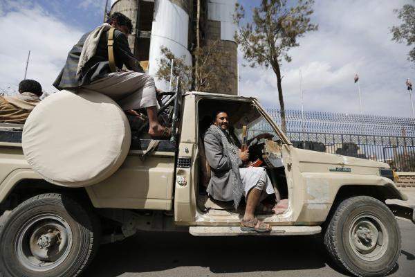 سكاي نيوز: الحوثيون يسيطرون على أجزاء من مطار عدن