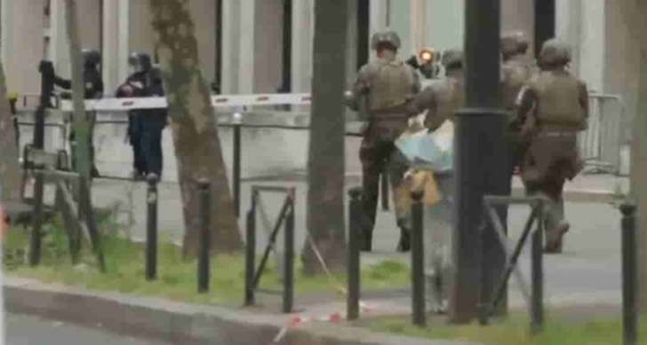 الشرطة الفرنسية تطوق مبنى القنصلية الإيرانية في باريس بعد تهديد رجل بتفجير نفسه