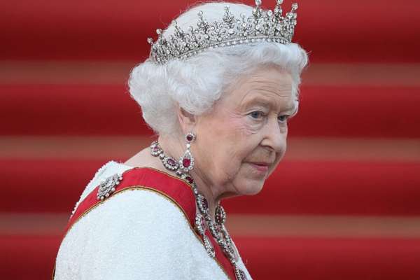 قصر باكنغهام أعلن اصابة الملكة اليزابيث بالتواء في الظهر وعدم حضورها ذكرى قتلى المحاربين