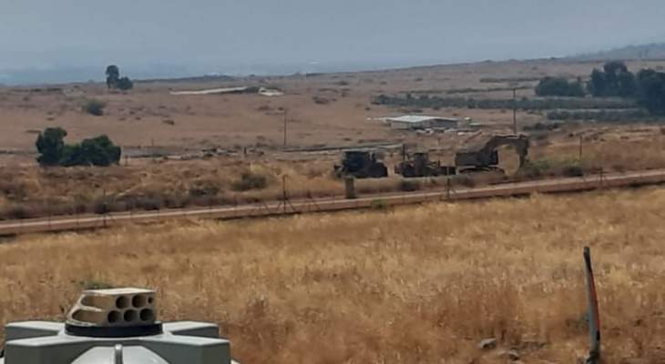 دبابتان اسرائيليتان تجتازان السياج التقني في خلة المحافر