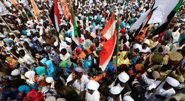 رويترز: حشود ضخمة تتدفق إلى اعتصام خارج وزارة الدفاع السودانية