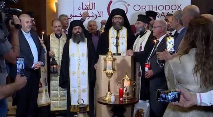 وصول شعلة النور المقدّس من القدس إلى مطار بيروت لتوزّع على كنائس لبنان