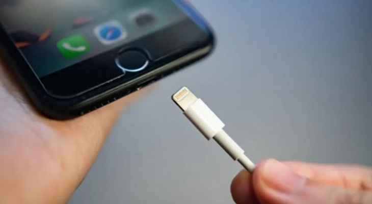 "السلامة الكهربائية أولا": 3 علامات تحذيرية تدل على أن كابل هاتفك الآيفون قد يتسبب في قتلك