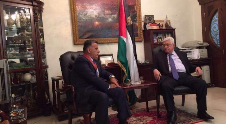 عباس قلد اللواء ايراهيم وسام نجمة الاستحقاق لدولة فلسطين تثمينا لجهوده