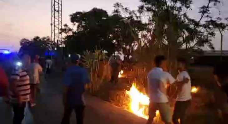 "الجديد": محتجون أشعلوا الأعشاب أمام معمل دير عمار الحراري بسبب توقفه عن انتاج الطاقة