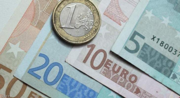 اليورو سجل أدنى مستوى له أمام الدولار منذ عام 2002