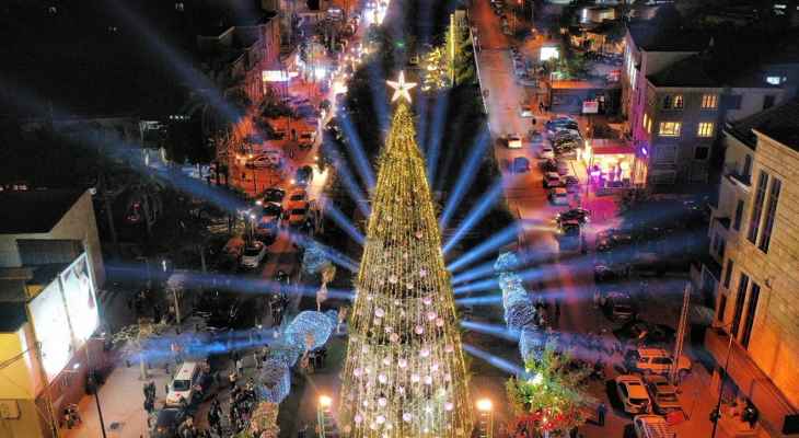 بلدية جبيل أضاءت شجرة ومغارة الميلاد في الشارع الروماني