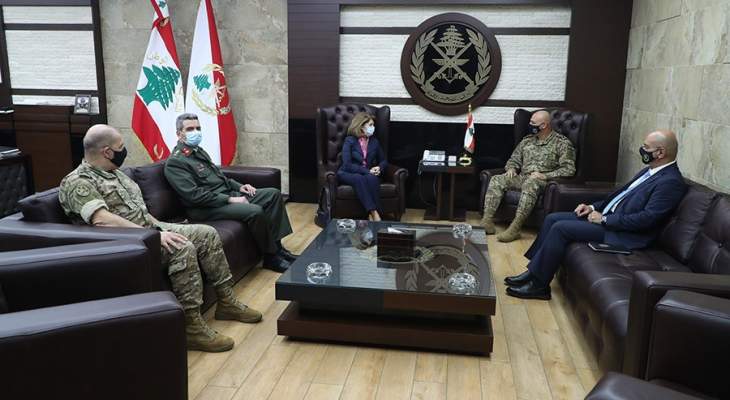 قائد الجيش بحث مع السفيرة اليونانية بعلاقات التعاون بين جيشي البلدين