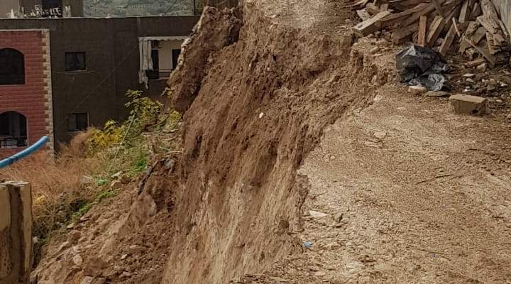 النشرة: انهيار جدار  دعم لورشة بناء في منطقة سيروب بصيدا 