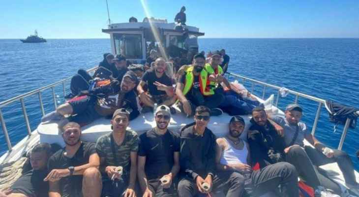 "الجديد": السلطات اليونانية تنقل 60 لبنانيا إلى أراضيها بعد إنقاذهم من قارب كاد أن يغرق