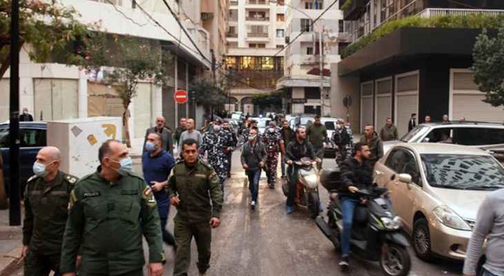 المحافظ عبود أشرف على إزالة التعديات وقمع المخالفات في شارع الحمراء