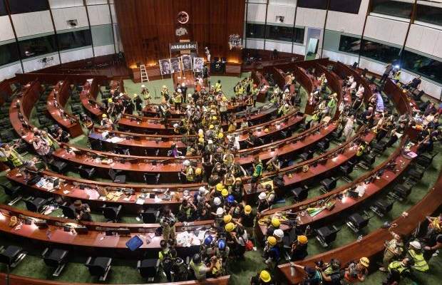 حكومة هونغ كونغ نددت بأعمال العنف التي قام بها متظاهرون اقتحموا مقر البرلمان