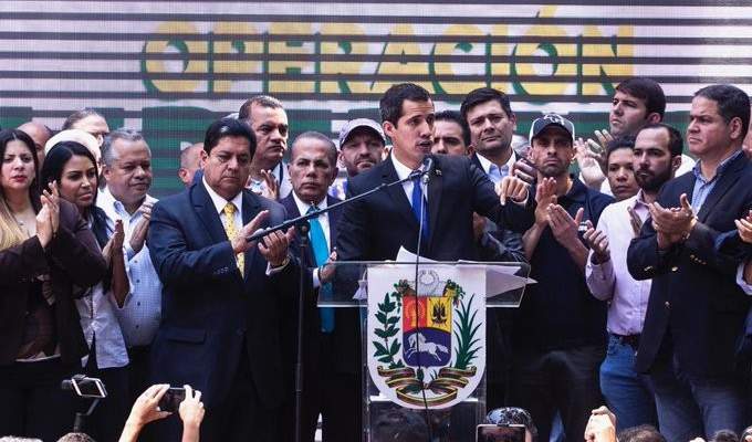المعارض الفنزويلي خوان غوايدو مقتحماً مجلس النواب: أنا هنا