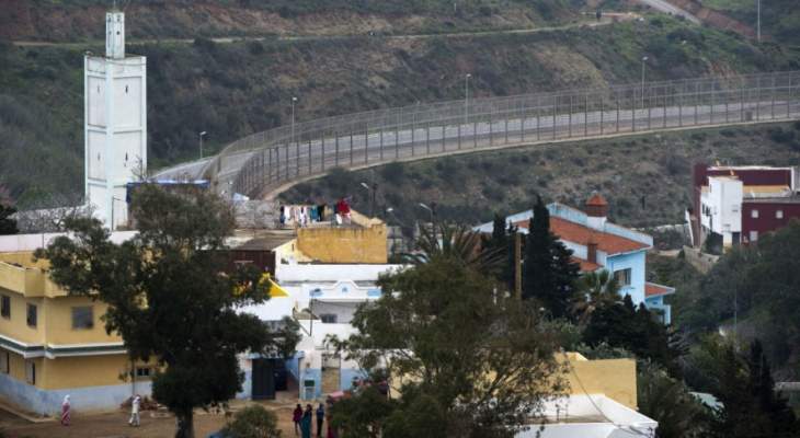 مئات المهاجرين يقتحمون السور الحديدي لجيب سبتة بين المغرب واسبانيا