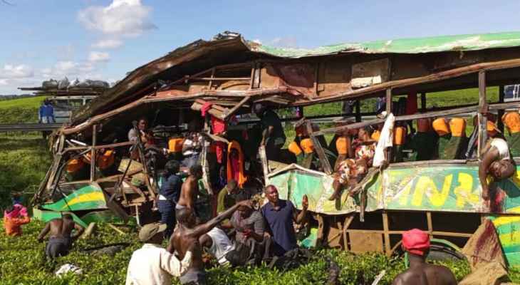 مقتل 20 شخصًا بعد تحطم حافلة ركاب في غرب أوغندا
