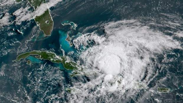 إعصار &quot;أيساياس&quot; اتجه نحو باهاماس قبل الانتقال إلى فلوريدا التي تكافح &quot;كورونا&quot;