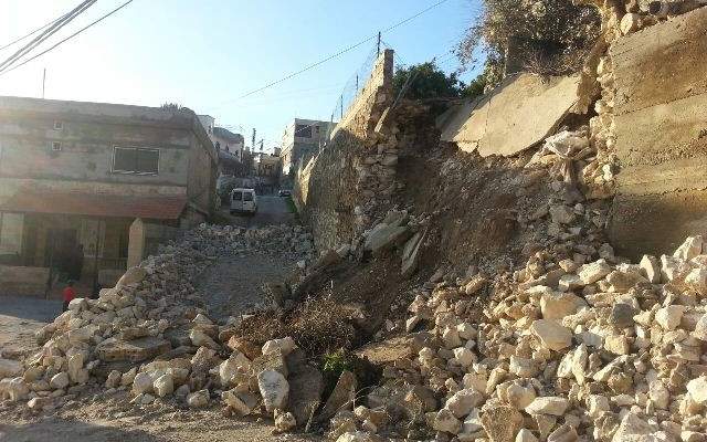 عائلاتان محاصرتان في خريبة الجندي عكار بسبب انهيار حائط