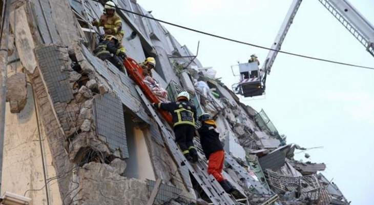 130 شخصا ما زالوا محاصرين تحت أنقاض برج سكني إثر زلزال تايوان