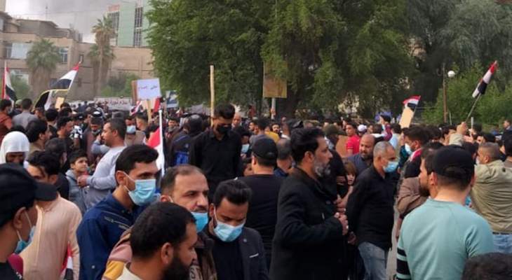 سبوتنيك: مقتل اثنين وإصابة 49 باشتباكات بين أتباع الصدر ومتظاهرين بالعراق