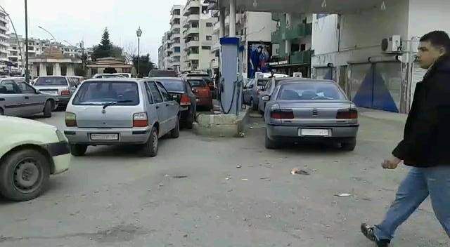 النشرة: أزمة البنزين مستمرة في سوريا والسيارات تقف لساعات للحصول على المادة
